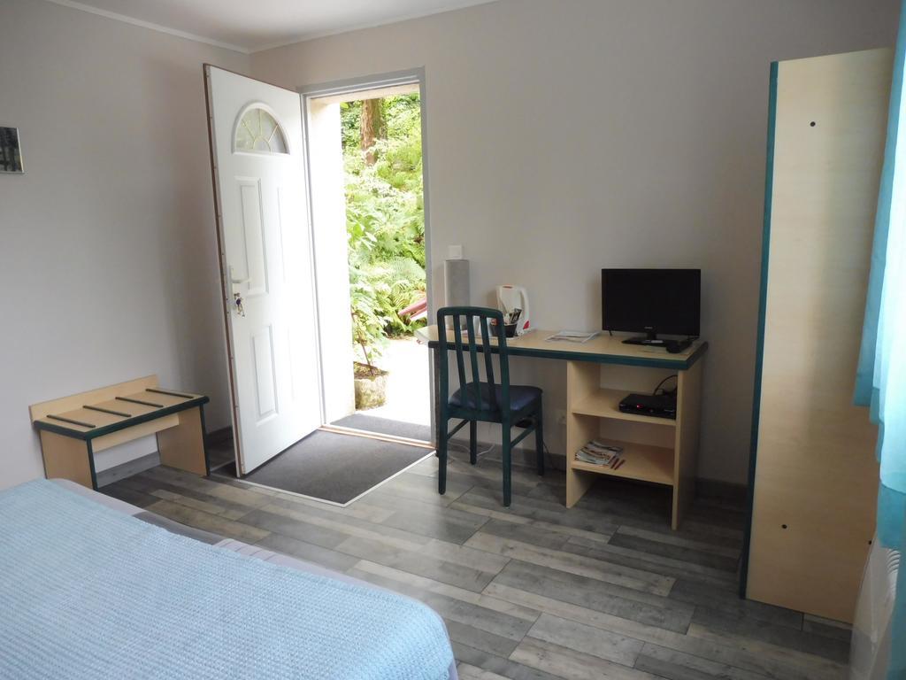 Chambres D'Hotes L'Oree Des Bois Lacrouzette Exterior foto